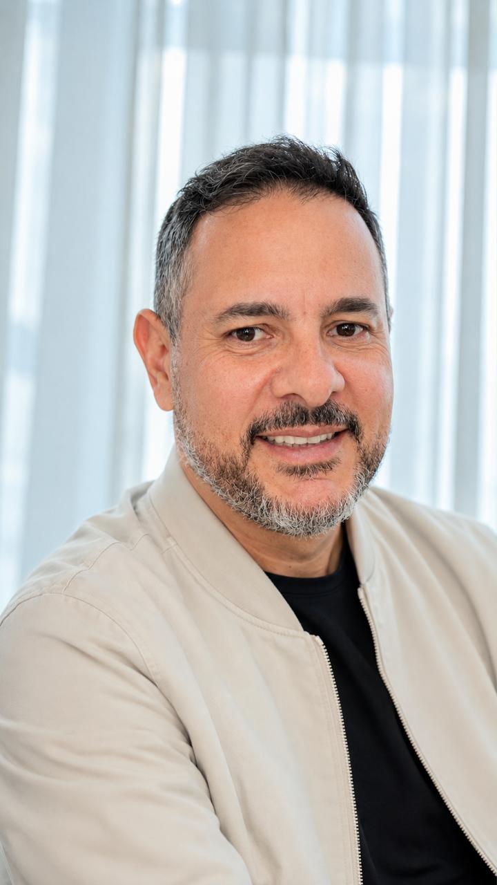 Igor Queiroz, psicólogo clínico, sorrindo em retrato profissional