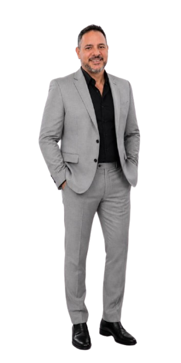 Igor Queiroz em foto corporativa de corpo inteiro, de terno claro
